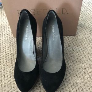 Rosegold platform pumps